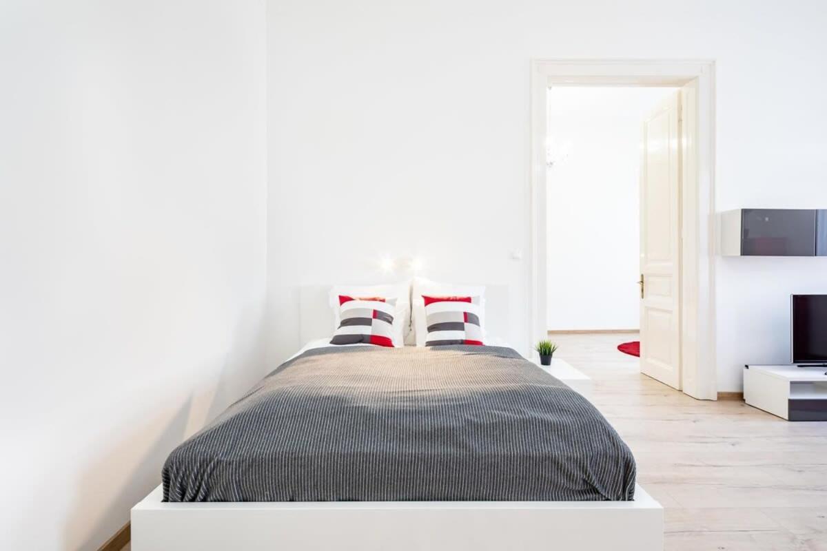 Bright & Large Apartment At Top Location ブダペスト エクステリア 写真
