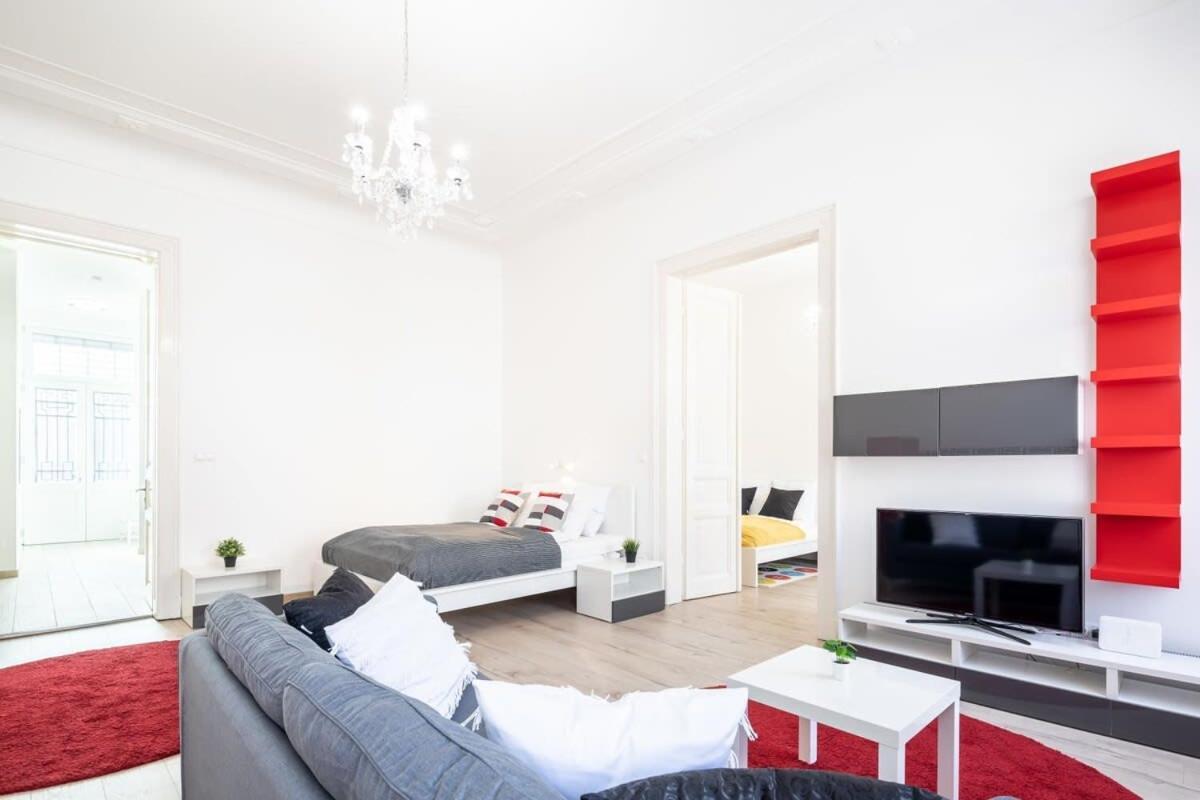 Bright & Large Apartment At Top Location ブダペスト エクステリア 写真
