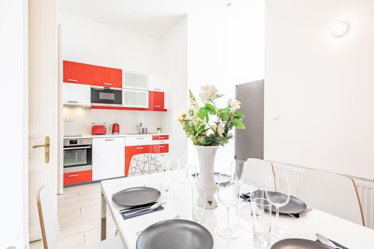 Bright & Large Apartment At Top Location ブダペスト エクステリア 写真