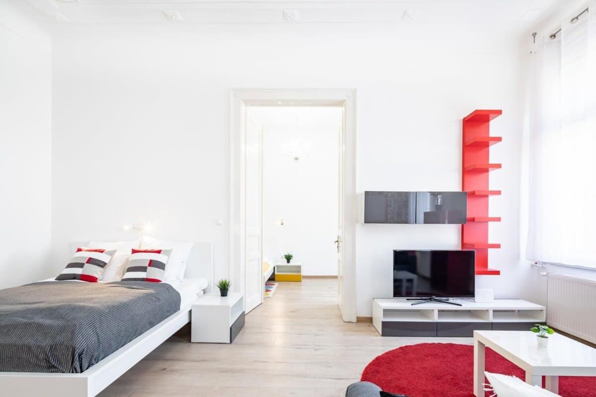 Bright & Large Apartment At Top Location ブダペスト エクステリア 写真