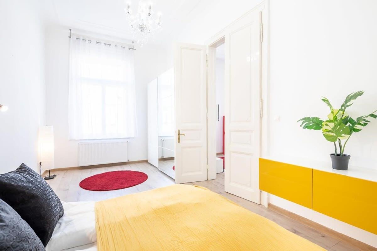 Bright & Large Apartment At Top Location ブダペスト エクステリア 写真